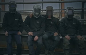 Quatre professionnels de TPMS SARL portant des masques de soudage et des vêtements de travail noirs.